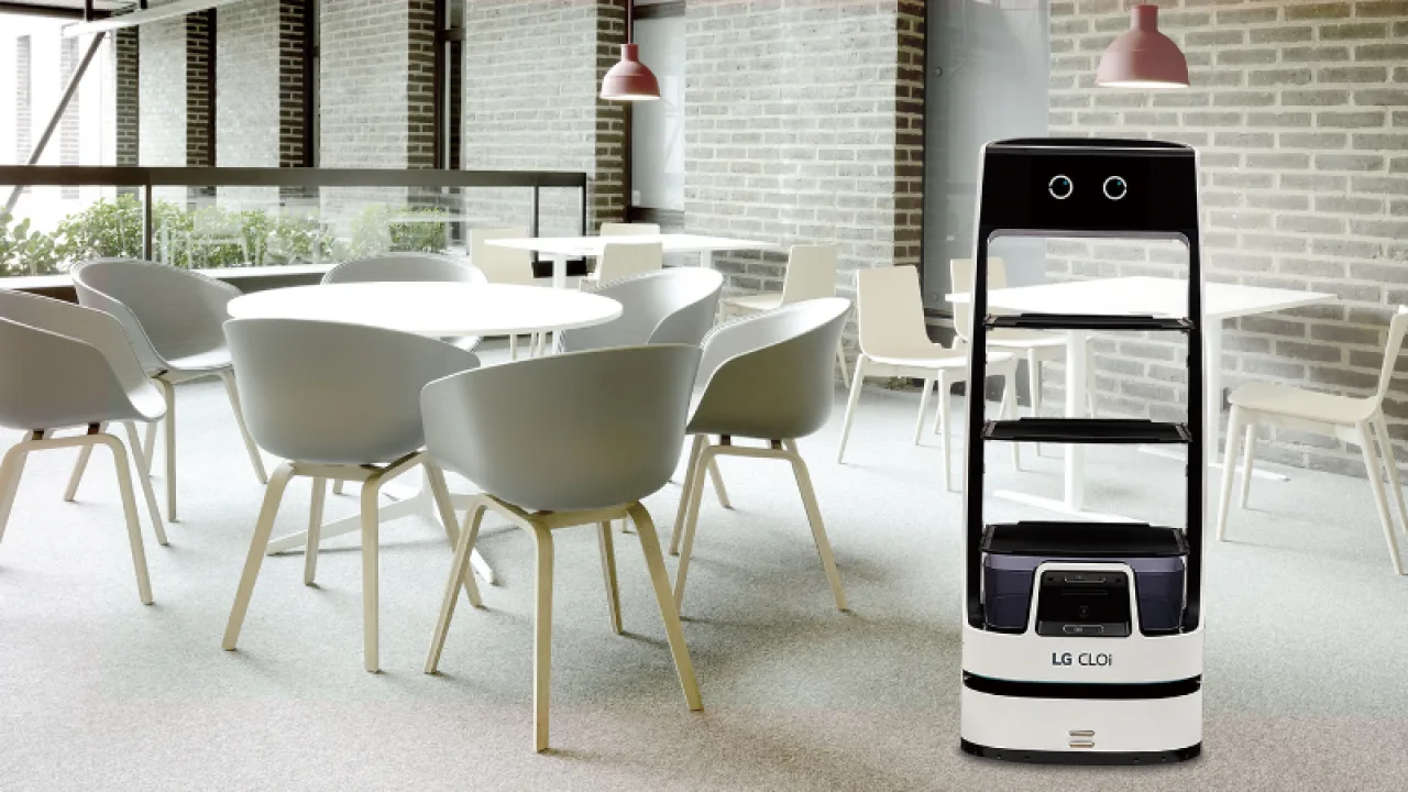 Llegó Cloi, el robot que te servirá la comida en tu restó preferido (¿la propina será en Bitcoins?)