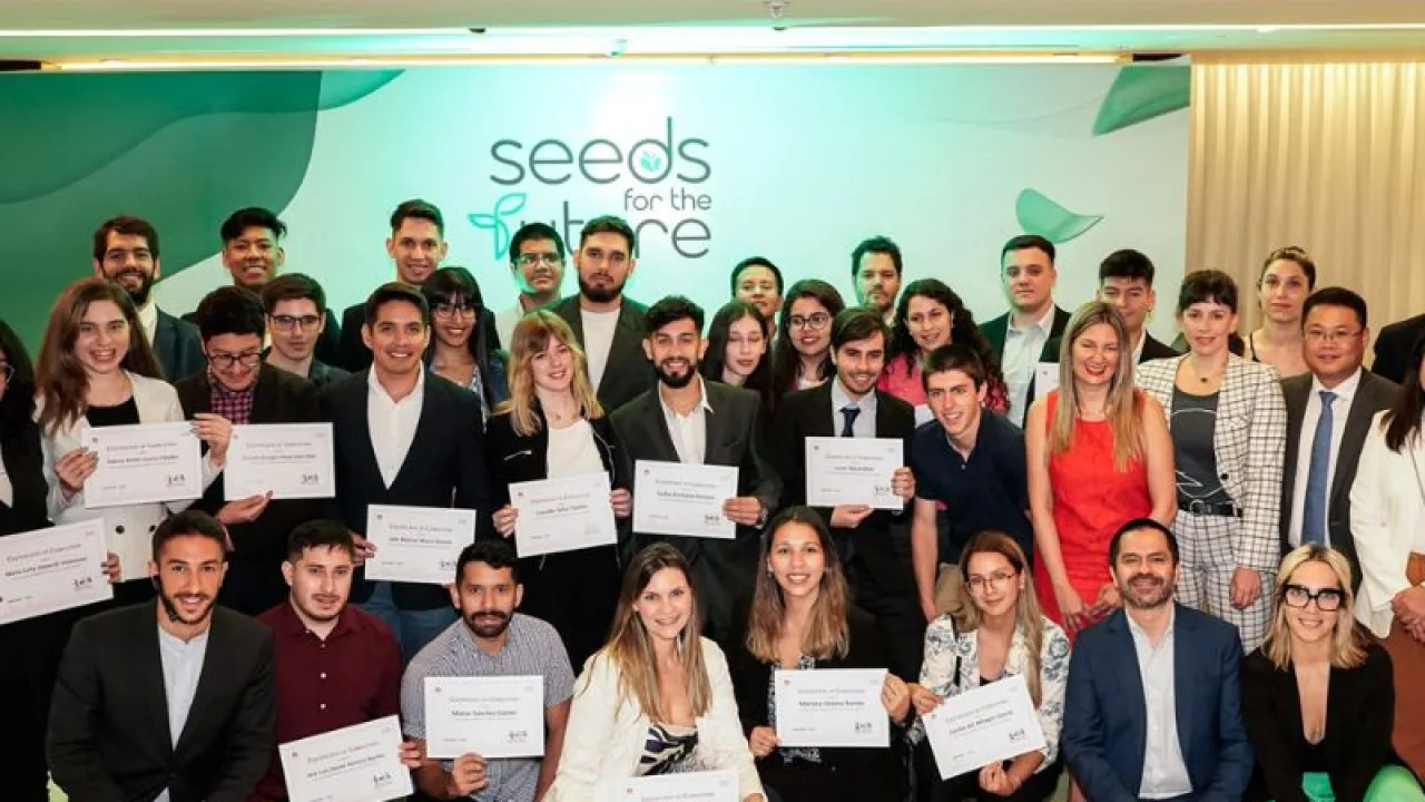 Huawei premió a estudiantes de Argentina, Uruguay y Paraguay (todos miran la sustentabilidad)