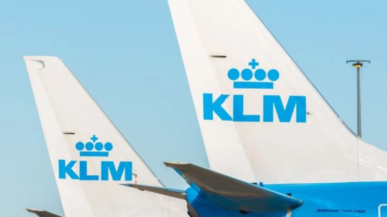 ¿Será posible desperdiciar menos comida en los aviones? (KLM lo logró usando IA)