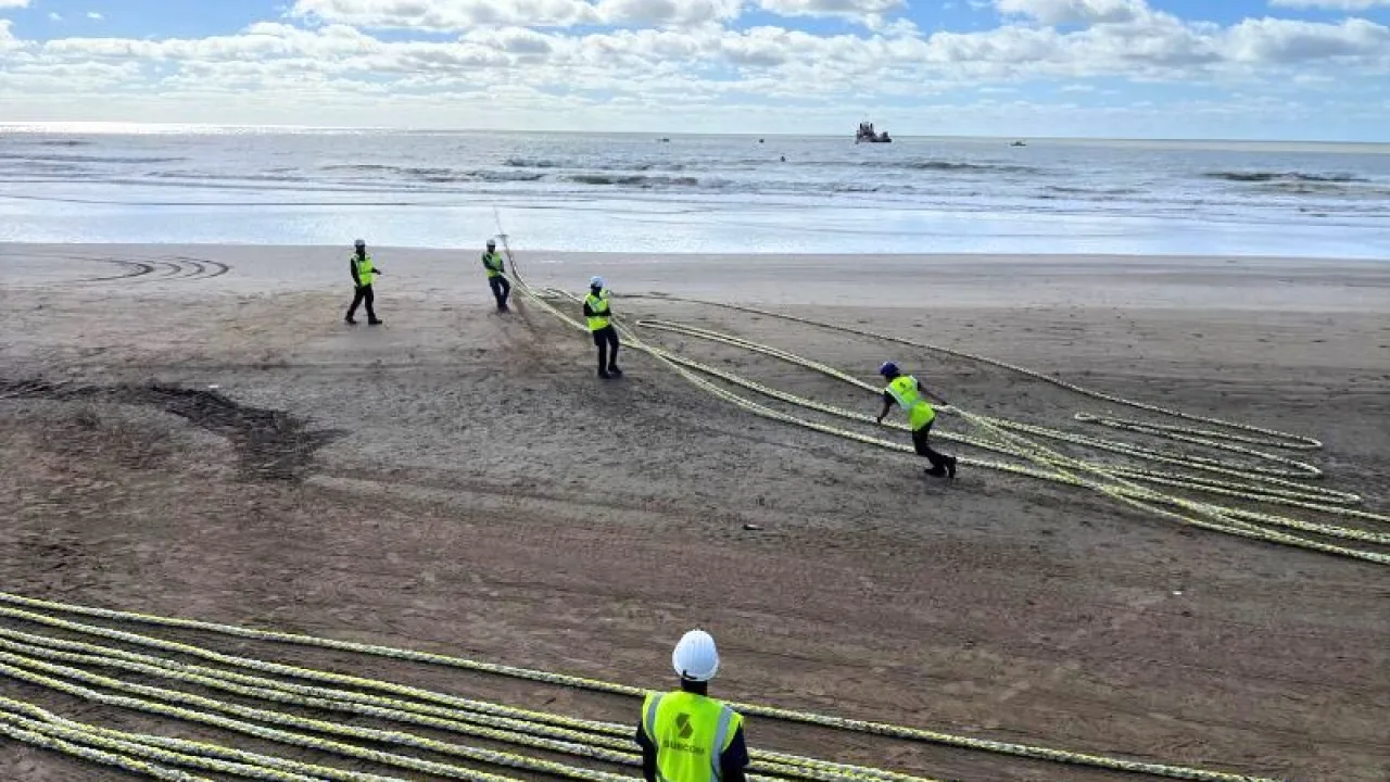 Con la llegada de Firmina se duplica la capacidad de los cables submarino en Argentina (Google lo hizo)