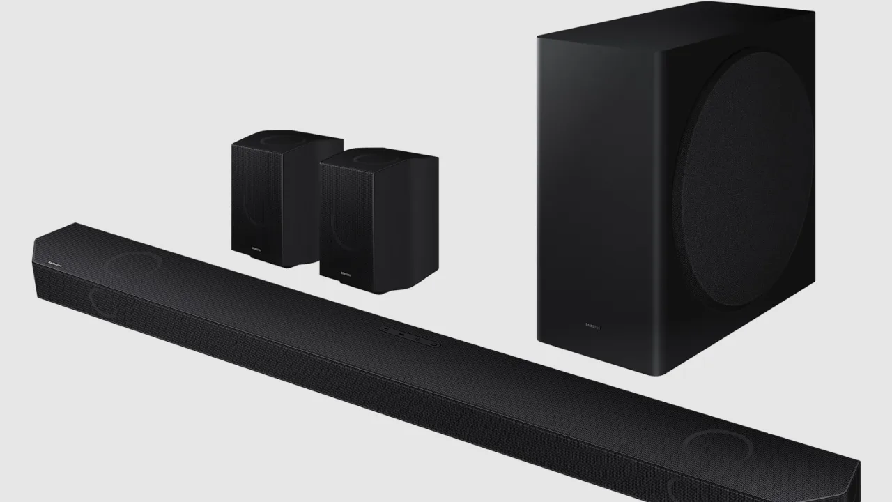 A Samsung le va bien sola, pero mucho mejor en barra (la rompe en audio para TV)